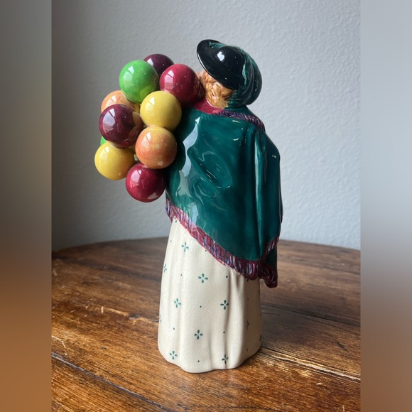 Royal Doulton HN583 “The Balloon Seller” Figurine - Picture 5 of 11